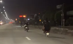 Nhóm thanh thiếu niên bốc đầu trước ôtô trên quốc lộ Nhóm thanh thiếu niên bốc đầu trước ôtô trên quốc lộ
