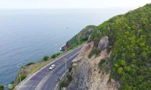Đá hàng trăm kg nguy cơ lăn xuống đường ở Nha Trang Đá hàng trăm kg nguy cơ lăn xuống đường ở Nha Trang