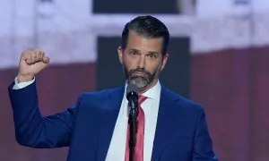 Trump Jr. đáp trả hoài nghi về dàn nội các 'phá cách' của bố Trump Jr. đáp trả hoài nghi về dàn nội các 'phá cách' của bố