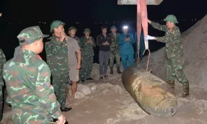 Phát hiện bom nặng hơn 1,3 tấn gần cầu Long Biên Phát hiện bom nặng hơn 1,3 tấn gần cầu Long Biên