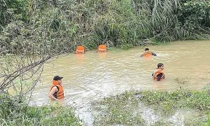 Tìm thấy nạn nhân bị nước cuốn khi ngồi xe máy cày băng qua suối Tìm thấy nạn nhân bị nước cuốn khi ngồi xe máy cày băng qua suối