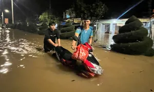 Hồ thuỷ lợi xả lũ, nhiều nơi ở Nha Trang chìm trong nước