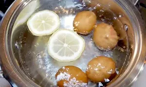 Tác dụng bất ngờ khi luộc trứng cùng chanh tươi Tác dụng bất ngờ khi luộc trứng cùng chanh tươi