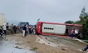 Xe khách lật ngang đường, 3 người bị thương Xe khách lật ngang đường, 3 người bị thương