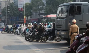 Shipper vượt đèn đỏ 'chừa' vì chỉ bị nhắc nhở, không phạt Shipper vượt đèn đỏ 'chừa' vì chỉ bị nhắc nhở, không phạt