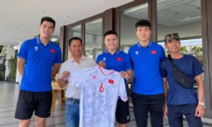 CĐV vượt nghìn km tiếp lửa cho tuyển Việt Nam CĐV vượt nghìn km tiếp lửa cho tuyển Việt Nam