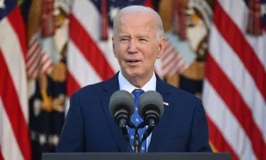 Ông Biden ký lệnh cấm khoan dầu khí ven bờ, ông Trump phản đối