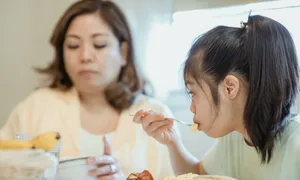 5 tác hại từ thói quen nhai một bên 5 tác hại từ thói quen nhai một bên