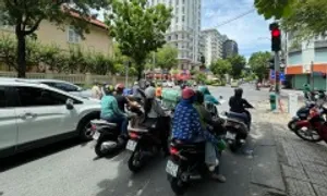 'Rùa bò' qua ngã tư bỏ đếm giây đèn giao thông 'Rùa bò' qua ngã tư bỏ đếm giây đèn giao thông