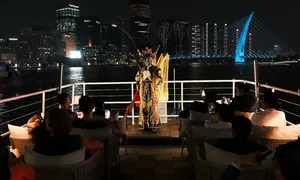 Xem hát bội trên buýt sông Sài Gòn Xem hát bội trên buýt sông Sài Gòn