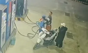 Đánh nhân viên cây xăng vì nghi gian lận Đánh nhân viên cây xăng vì nghi gian lận