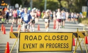 Tài xế mắc kẹt gây náo loạn đường chạy marathon tại Australia Tài xế mắc kẹt gây náo loạn đường chạy marathon tại Australia