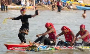 Điệu nhảy của cậu bé 11 tuổi hút khách đến giải đua thuyền Indonesia Điệu nhảy của cậu bé 11 tuổi hút khách đến giải đua thuyền Indonesia